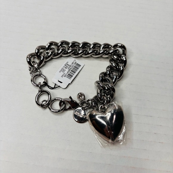 New CHICO’S Silver Tone Chunky Heart Charm Bracelet - Picture 1 of 5